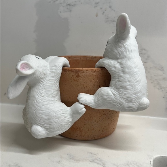 Adorable White Bunny salt and pepper shakers - Picture 5 of 5